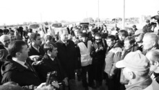 Министр транспорта РФ Игорь Левитин и губернатор НСО Василий Юрченко общаются с дорожными строителями.