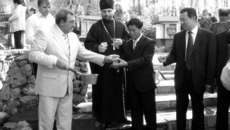 Китайскую делегацию угощают водой из святого источника.