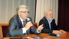 Председатель совета общественной организации «Новосибирское землячество» Виктор Косоуров и писатель Михаил Щукин на презентации альманаха.