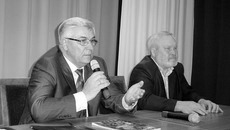 Председатель совета общественной организации «Новосибирское землячество» Виктор Косоуров и писатель Михаил Щукин на презентации альманаха.