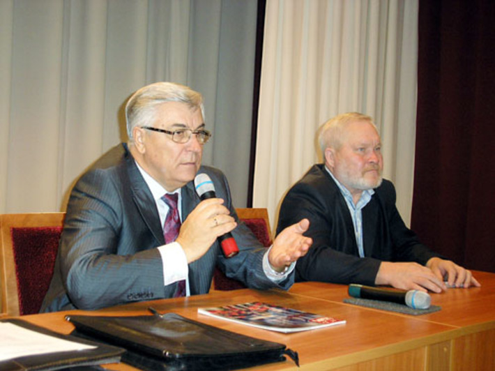 Председатель совета общественной организации «Новосибирское землячество» Виктор Косоуров и писатель Михаил Щукин на презентации альманаха.