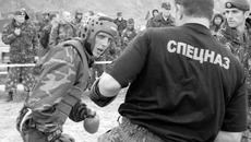 Выстоять после всей «мясорубки» еще и в рукопашном бою с абсолютно не изможденным инструктором? Легко! Сказать…