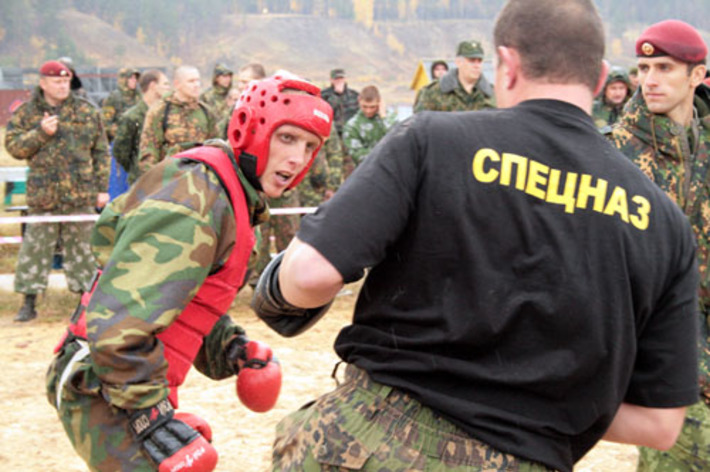 Выстоять после всей «мясорубки» еще и в рукопашном бою с абсолютно не изможденным инструктором? Легко! Сказать…