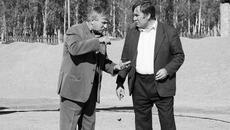 Директор ЗАО «Вознесенское» Петр Беспалов и начальник районного сельхозуправления Алексей Каряков.