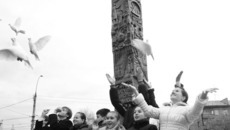Ребята выпустили белых голубей — летите!