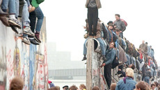 Ноябрь 1990 г. Торжествующие берлинцы на остатках Берлинской стены.