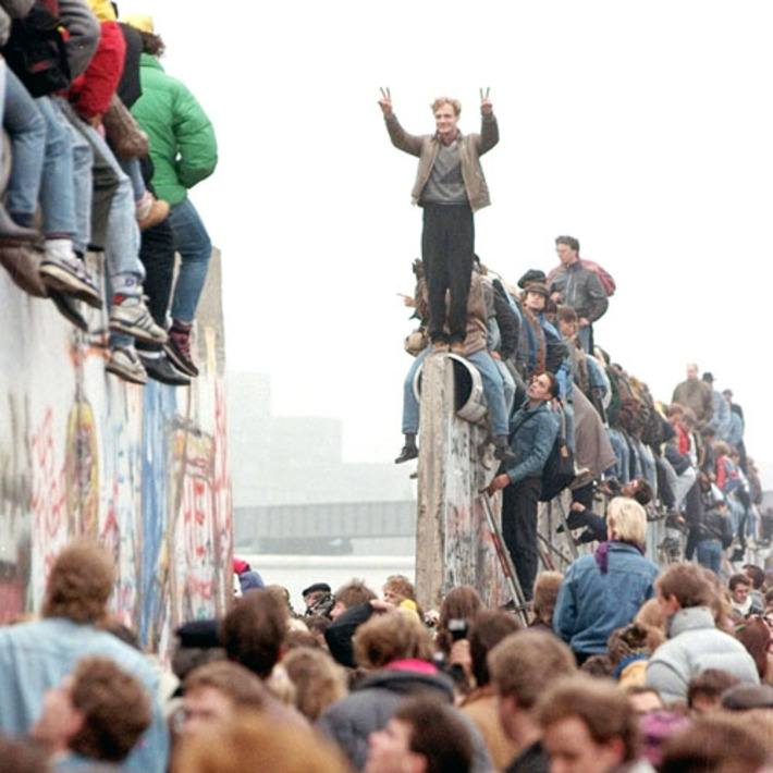 Ноябрь 1990 г. Торжествующие берлинцы на остатках Берлинской стены.
