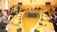 Награды вручает губернатор Василий Юрченко.