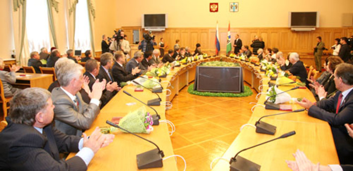 Награды вручает губернатор Василий Юрченко.