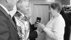 Заместитель начальника дороги Сергей Лемихов вручает именные часы от начальника дороги почетному ветерану ЗСЖД Фаине Алексеевне Агафоновой.