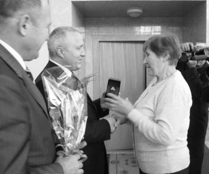 Заместитель начальника дороги Сергей Лемихов вручает именные часы от начальника дороги почетному ветерану ЗСЖД Фаине Алексеевне Агафоновой.