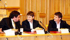 Заместитель генерального директора ООО «Хлебокомбинат «Инской» Артур Сааков, генеральный директор ООО «Новосибирск-Торг» Виталий Насоленко и генеральный директор ОАО «Новые торговые системы» Евгений Насоленко (слева направо) довольны заключением договора о долгосрочном сотрудничестве.