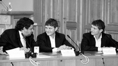 Заместитель генерального директора ООО «Хлебокомбинат «Инской» Артур Сааков, генеральный директор ООО «Новосибирск-Торг» Виталий Насоленко и генеральный директор ОАО «Новые торговые системы» Евгений Насоленко (слева направо) довольны заключением договора о долгосрочном сотрудничестве.