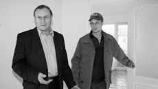 Дом готовится к сдаче (глава района Сергей Черных со слесарем-сантехником ПМК-2 Евгением Вохминцевым).
