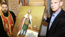 Александр Карелин передает раритет Александру Новопашину.