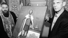 Александр Карелин передает раритет Александру Новопашину.