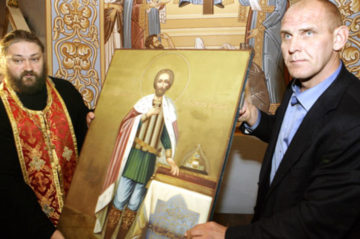 Александр Карелин передает раритет Александру Новопашину.