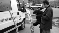 На стойках представлены буклеты.