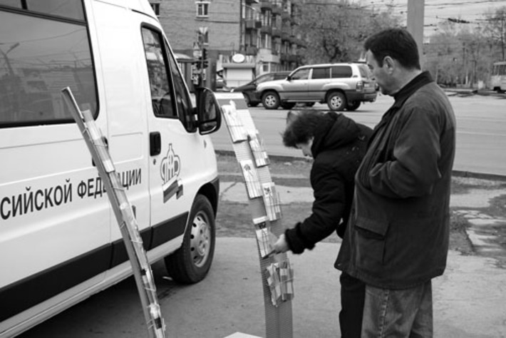 На стойках представлены буклеты.