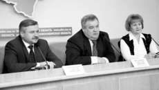 Идет пресс-конференция.