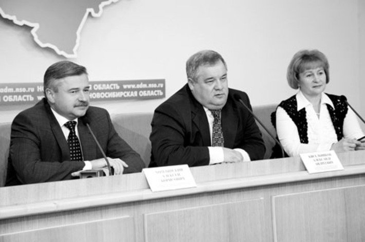 Идет пресс-конференция.