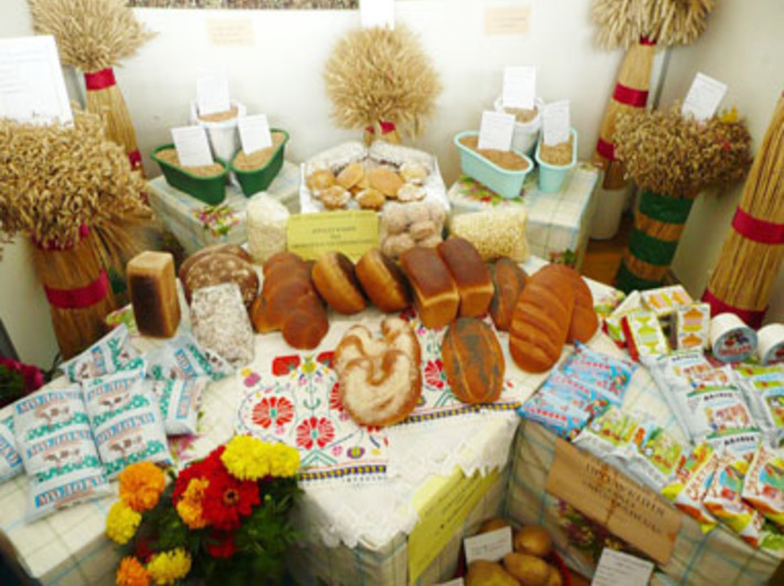 В широком ассортименте были представлены продукты питания.