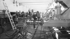 Надвижка стапелей — почти ювелирная работа. Попробуй передвинь такую махину.