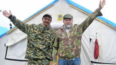 Кандидат геолого-минералогических наук Сергей Кулигин и член-корреспондент Академии наук Николай Похиленко. Канада, 2006 год.