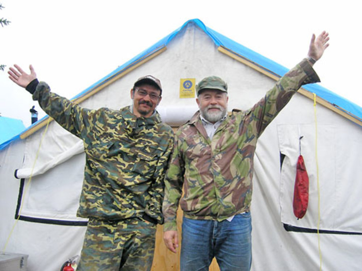 Кандидат геолого-минералогических наук Сергей Кулигин и член-корреспондент Академии наук Николай Похиленко. Канада, 2006 год.