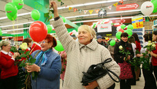 Покупателей встретили цветами.