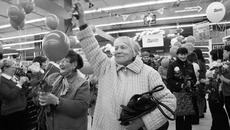 Покупателей встретили цветами.