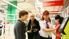 У касс самообслуживания.