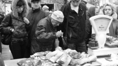 У мясного прилавка — самые придирчивые покупатели.