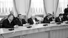 В ожидании удостоверений об избрании.