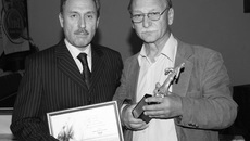 Режиссер Павел Фаттахутдинов и оператор Борис Травкин с наградой XXI фестиваля документального кино «Россия».