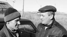 Механизатор-скотник Николай Мартынов и управляющий Анатолий Метцлер (слева направо) находят время для полезного разговора.