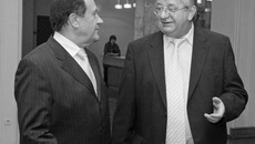 Иван Мороз и Алексей Беспаликов (справа). Работа только стартовала, но опытным и чтящим преемственность депутатам всегда есть что обсудить.