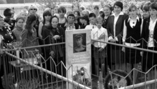 Митинг на сельском кладбище.