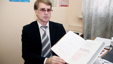 Автор-составитель справочника «Новосибирцы — герои Отечества» Сергей Виноградов. Фото Михаила ПЕРМИНА.