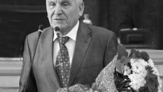 Самого опытного депутата Бориса Прилепского, открывшего первую сессию, поздравили с недавним юбилеем коллеги и руководители области.