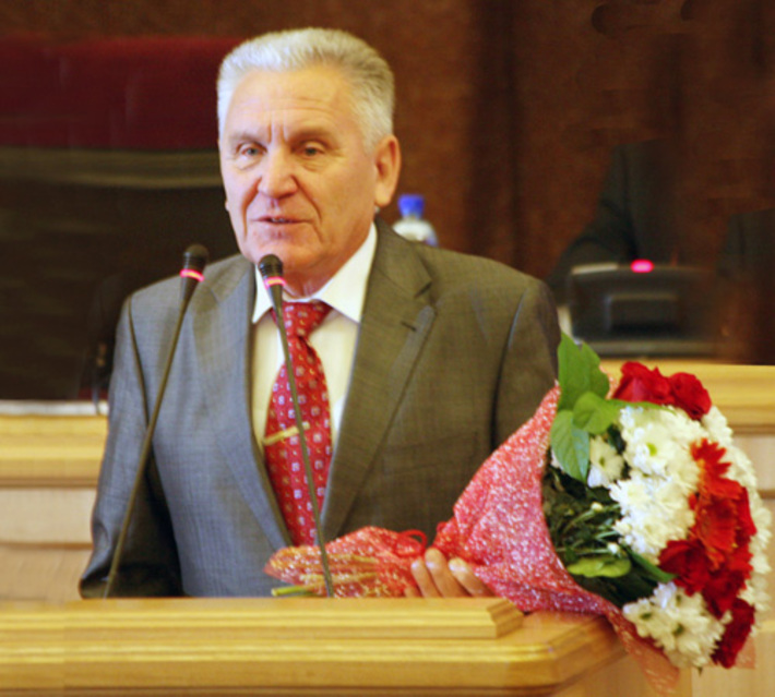 Самого опытного депутата Бориса Прилепского, открывшего первую сессию, поздравили с недавним юбилеем коллеги и руководители области.