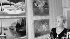 Ольга Николаевна Контарева со своими картинами.
