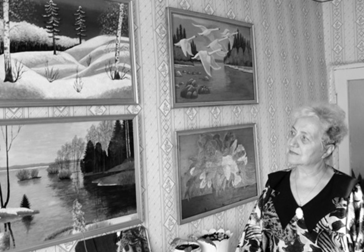 Ольга Николаевна Контарева со своими картинами.