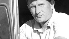 Водитель Евгений Наприенко занят перевозкой зерна, ежегодно он в передовиках района.