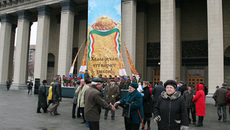 Место встречи — оперный театр.