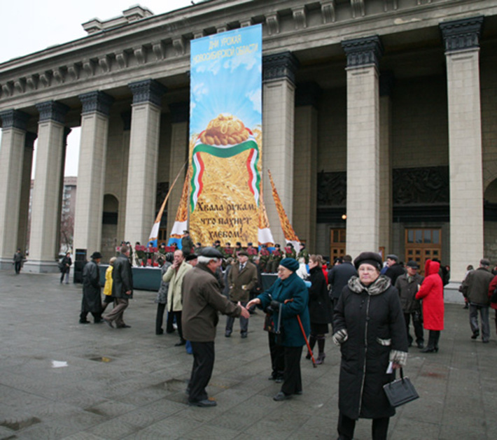 Место встречи — оперный театр.