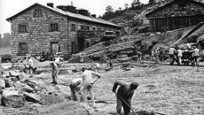 Узники фашистского концлагеря. Фото из архива редакции.