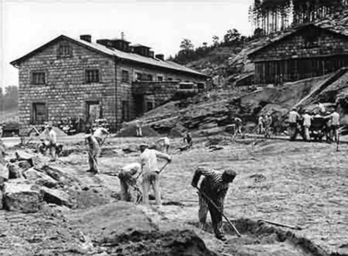 Узники фашистского концлагеря. Фото из архива редакции.