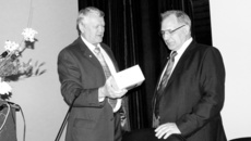 Чествование юбиляра — председатель СО РАН академик Александр Асеев и академик Василий Фомин.