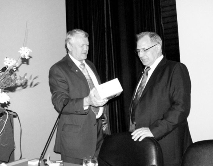 Чествование юбиляра — председатель СО РАН академик Александр Асеев и академик Василий Фомин.